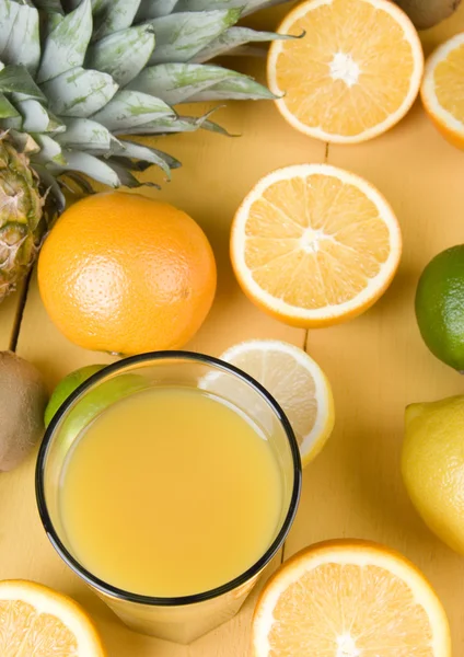 Pomerančová šťáva a čerstvé ovoce — Stock fotografie
