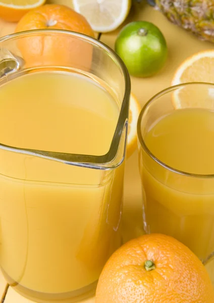 Sumo de laranja e frutas frescas — Fotografia de Stock