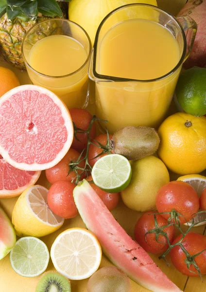 Fruits drink and fresh fruis — Stock Photo, Image