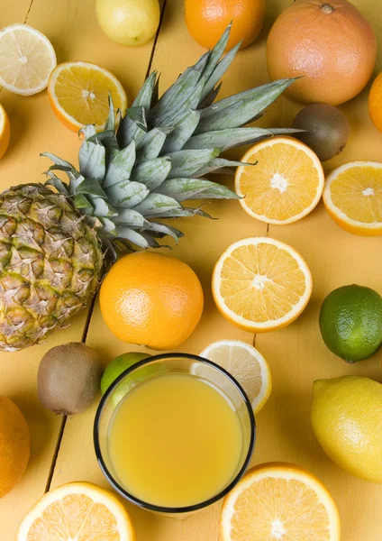 Pomerančová šťáva a čerstvé ovoce — Stock fotografie