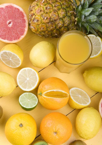 Sumo de laranja e frutas frescas — Fotografia de Stock