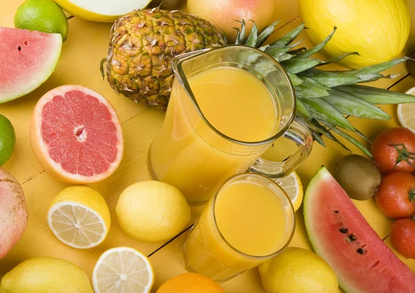 Fruits drink and fresh fruis — Stock Photo, Image