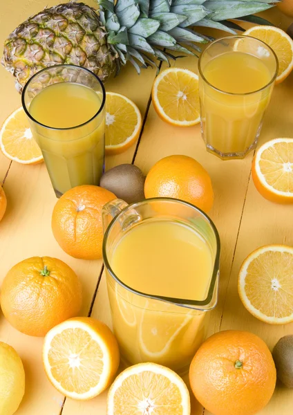 Sumo de laranja e frutas frescas — Fotografia de Stock