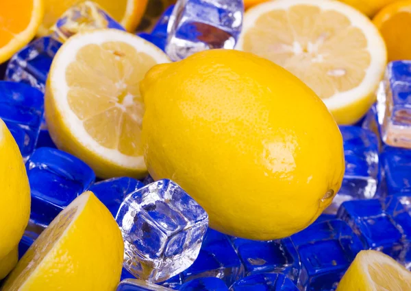 Лимони з кубиками льоду — стокове фото