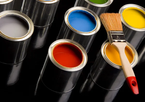 Målningsborste och målningsburkar — Stockfoto