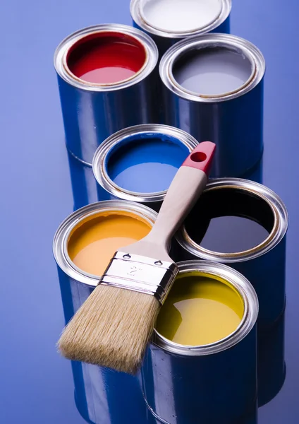 ペイント ブラシと塗料の缶 — ストック写真