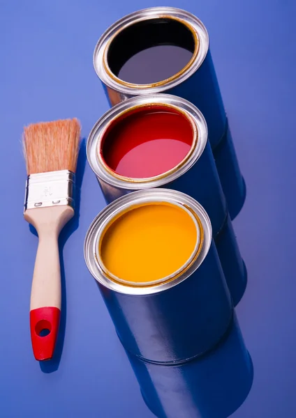 ペイント ブラシと塗料の缶 — ストック写真
