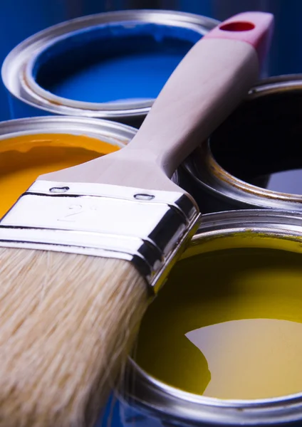 Paint brush and cans of paint — Stock Photo, Image