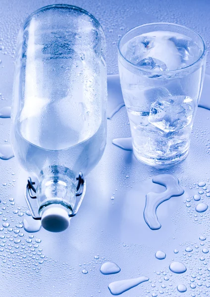 Пляшка і склянка води — стокове фото