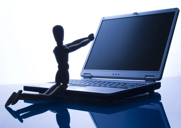 Laptop met figuur — Stockfoto