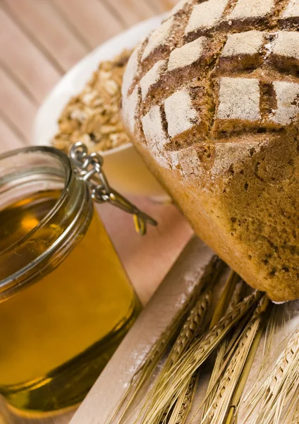 Chléb a otevřené sklenice medu — Stock fotografie