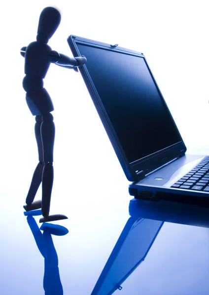 Laptop met figuur — Stockfoto