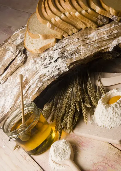 빵과 꿀 항아리를 열 — 스톡 사진