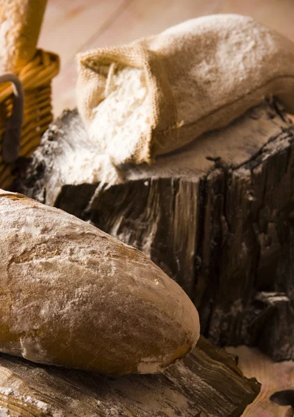 Farinha e pão tradicional — Fotografia de Stock