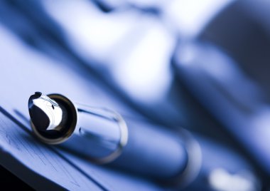 Dizüstü bilgisayar ve tükenmez kalem