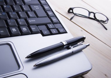 laptop & gözlük & tükenmez
