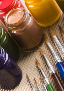 Boyalar ve fırçalar.
