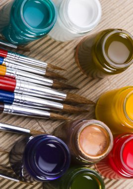 Boyalar ve fırçalar.
