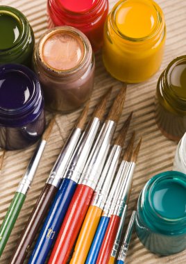 Boyalar ve fırçalar.