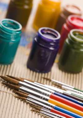 Boyalar ve fırçalar.