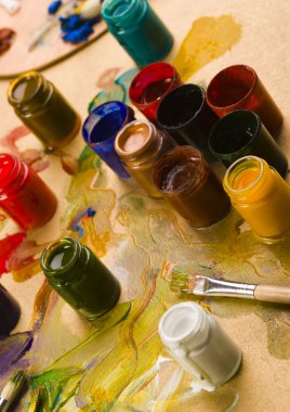 Boyalar ve fırçalar.