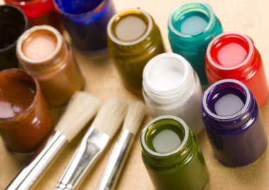 Boyalar ve fırçalar.