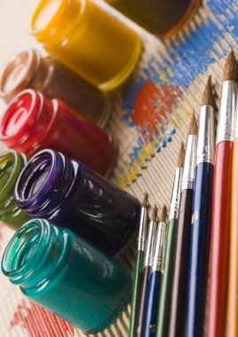 Boyalar ve fırçalar.
