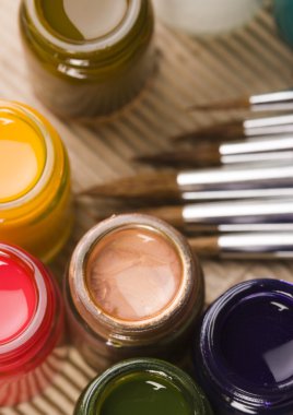 Boyalar ve fırçalar.