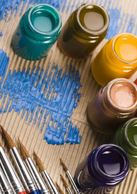 Boyalar ve fırçalar.