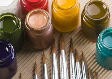 Boyalar ve fırçalar.