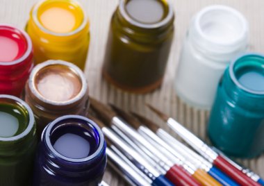 Boyalar ve fırçalar.