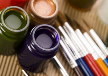 Boyalar ve fırçalar.