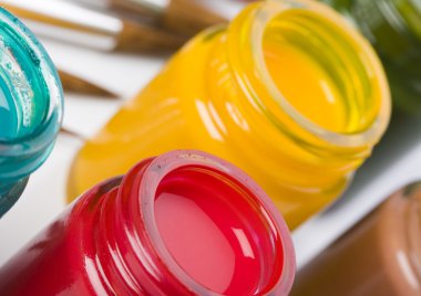 Boyalar ve fırçalar.