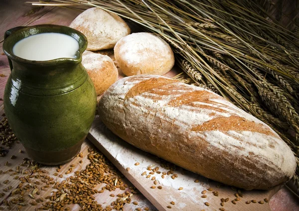 Krug Milch und ein Laib Brot — Stockfoto