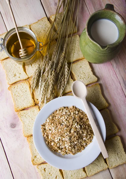 Jarra con leche, miel y ración de avena —  Fotos de Stock