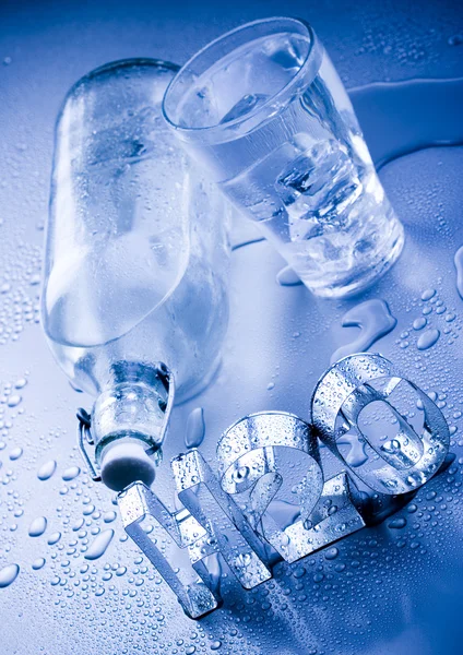H2O & fles — Stockfoto