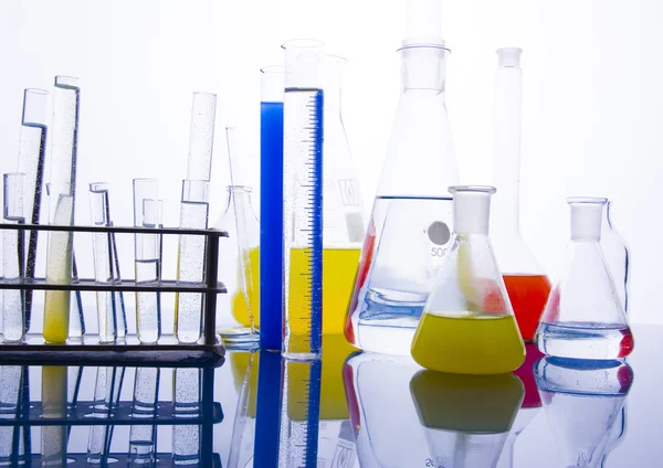 Equipos de química, cristalería de laboratorio — Foto de Stock