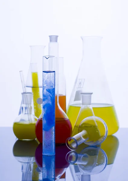 Equipos de química, cristalería de laboratorio — Foto de Stock