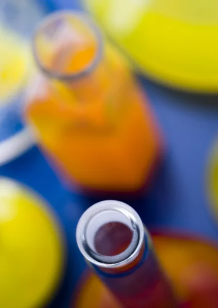 Equipamento de química, artigos de vidro de laboratório — Fotografia de Stock