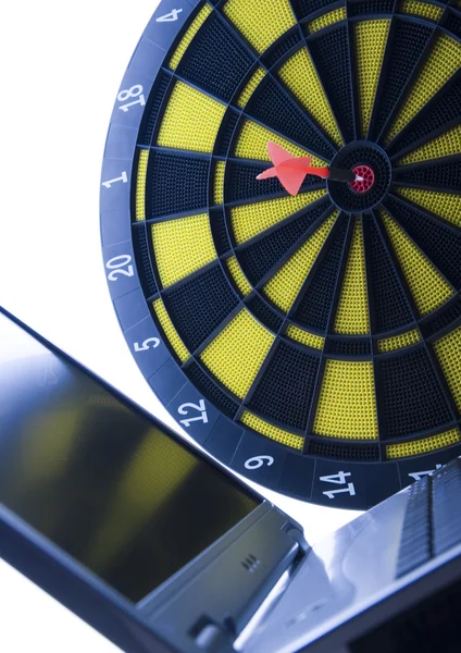 Laptop & Darts — Stockfoto