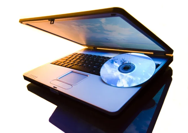 Laptop mit Disc — Stockfoto