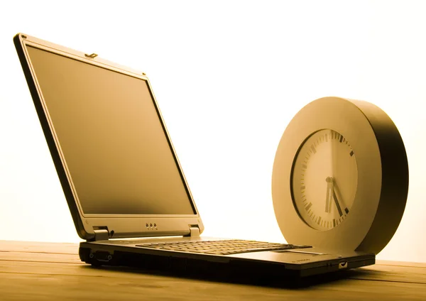 Laptop & Uhr — Stockfoto