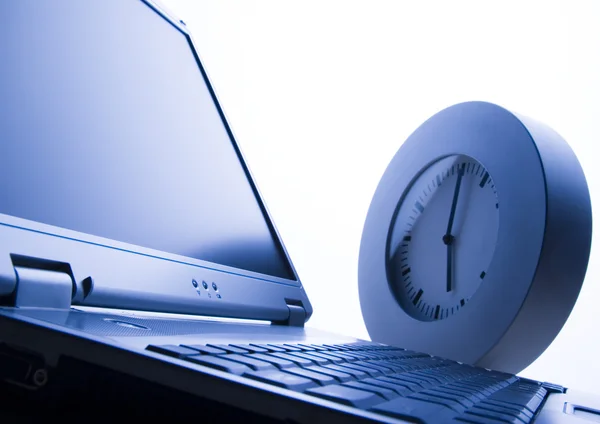 Laptop & Reloj — Foto de Stock