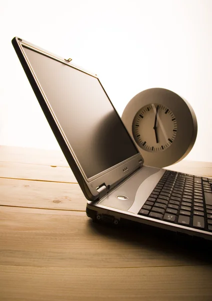 Laptop & Relógio — Fotografia de Stock