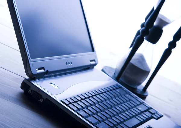 Sanduhr & Laptop — Stockfoto