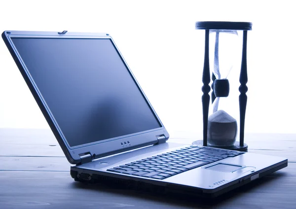 Zandloper & laptop — Stockfoto
