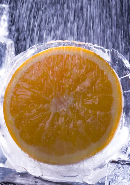 Лимоны со льдом — стоковое фото