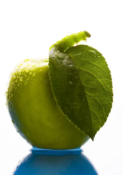 Grönt äpple med mask — Stockfoto