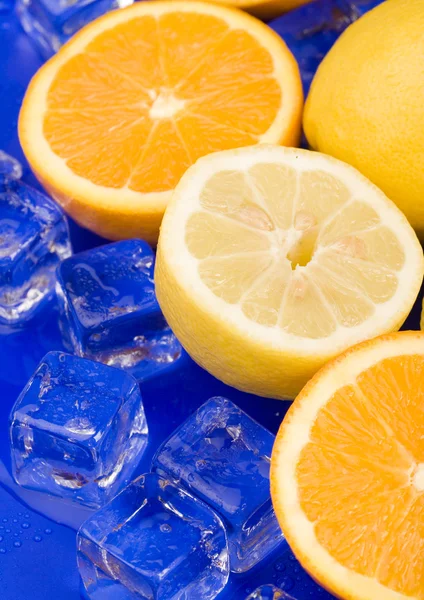 Limones con cubitos de hielo — Foto de Stock