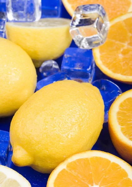 Limones con cubitos de hielo — Foto de Stock